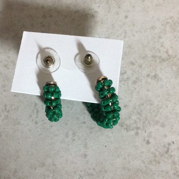 Gold with emerald green bead hoop earrings - Picture 5 of 6